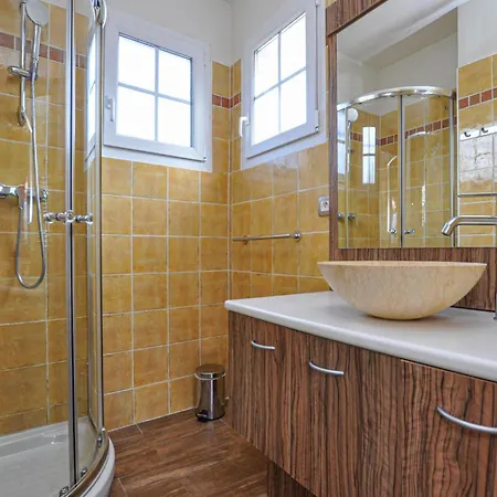 Beautiful In With Kitchen Holiday home